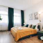Schlafzimmer 1 mit Doppelbett und Couch für 2