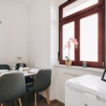 Küche mit Esstisch und Stühle für 4 Personen