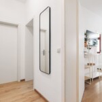 Flur mit Garderobe und Spiegel