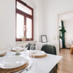 Küche mit Esstisch und Kühlschrank